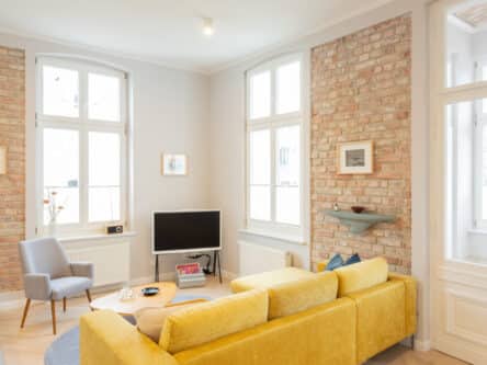 Villa Groth Nr. 3 – Wohnzimmer mit Ziegelwand-Design
