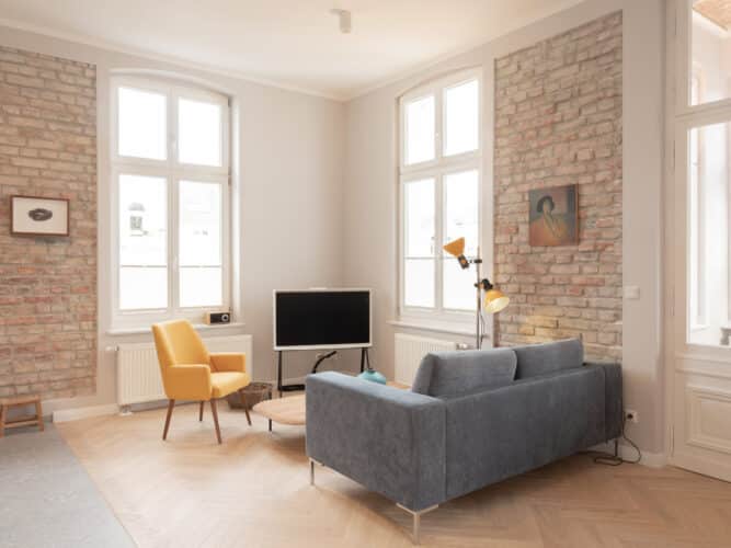 Villa Groth Nr. 6 – Wohnzimmer mit Ziegelwand-Design